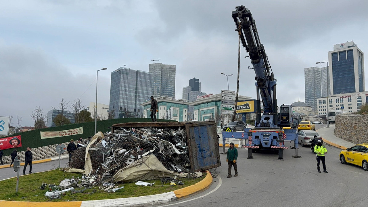 Ataşehir'de hurda yüklü kamyon devrildi