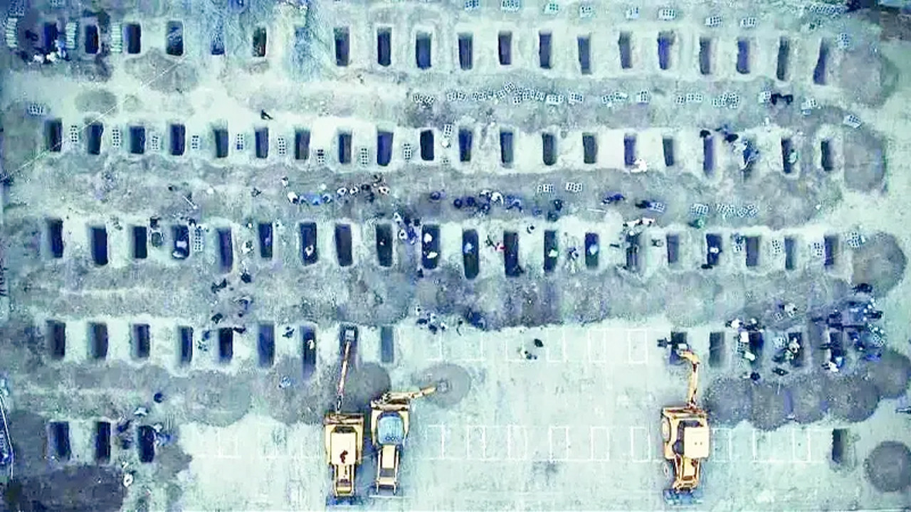 İsrail'in okul saldırısında ölen 160 kız çocuğu için mezar kazıldı fotoğraf paylaşıldı