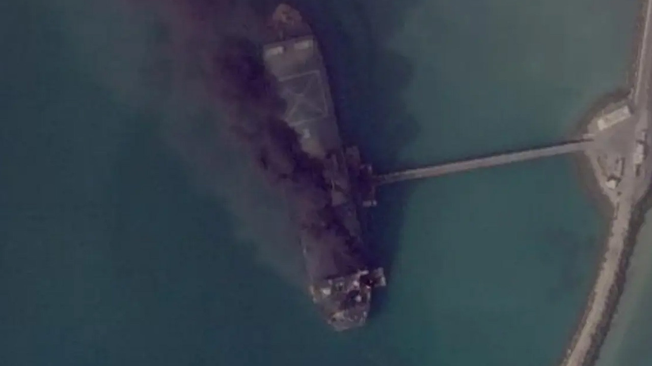 Savaşın en önemli kayıplarından biri! İran'ın dev İHA gemisi batırıldı