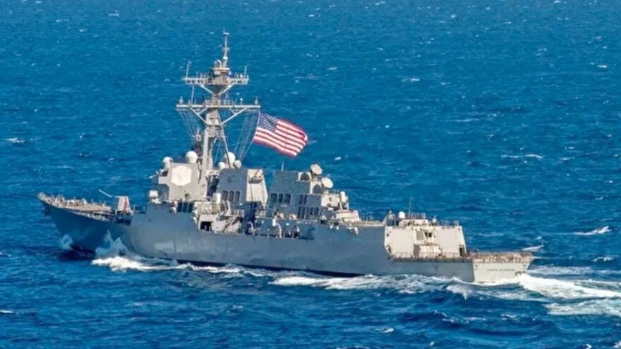 İran, Hint Okyanusu'ndaki bir ABD muhribini vurduğunu iddia etti