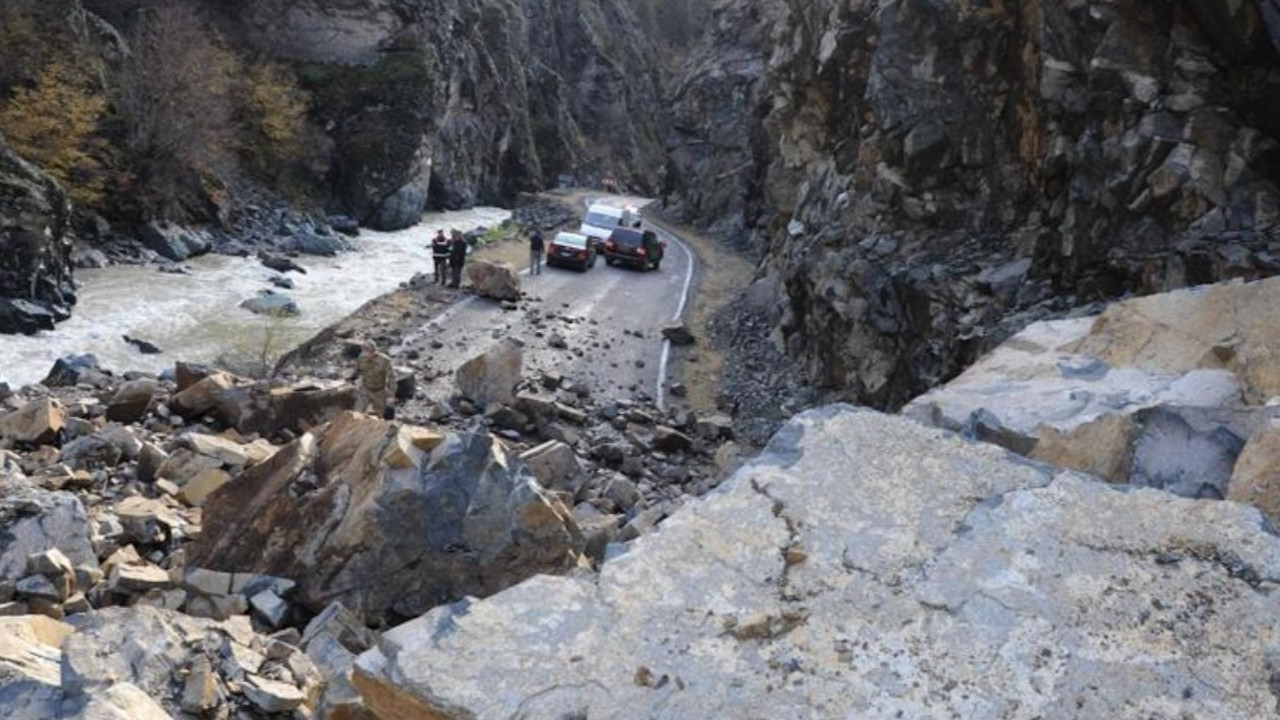Artvin'de heyelan! Kapanan kara yolu tek yönlü ulaşıma açıldı