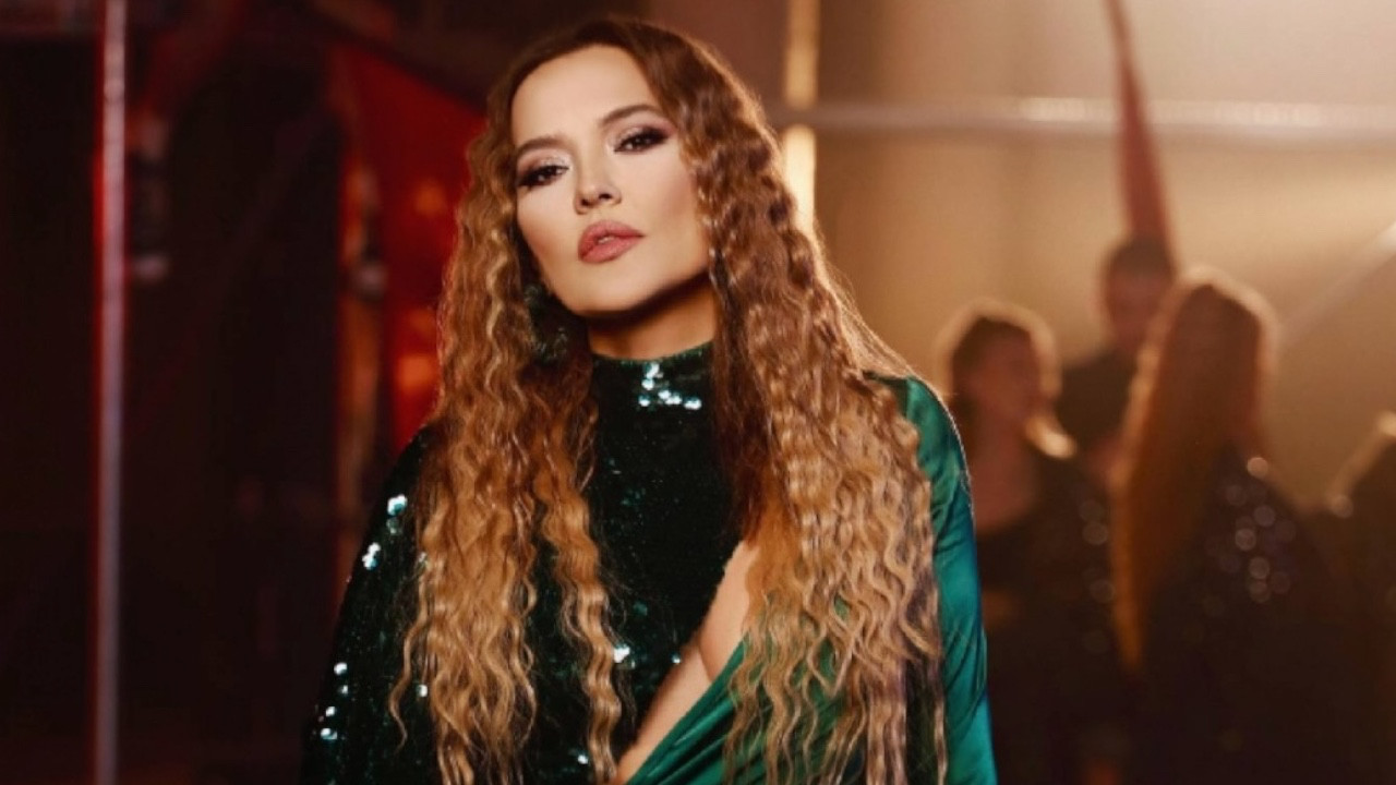 Demet Akalın klip için bambaşka birine dönüştü! Sarışın oldu, tozu dumana kattı