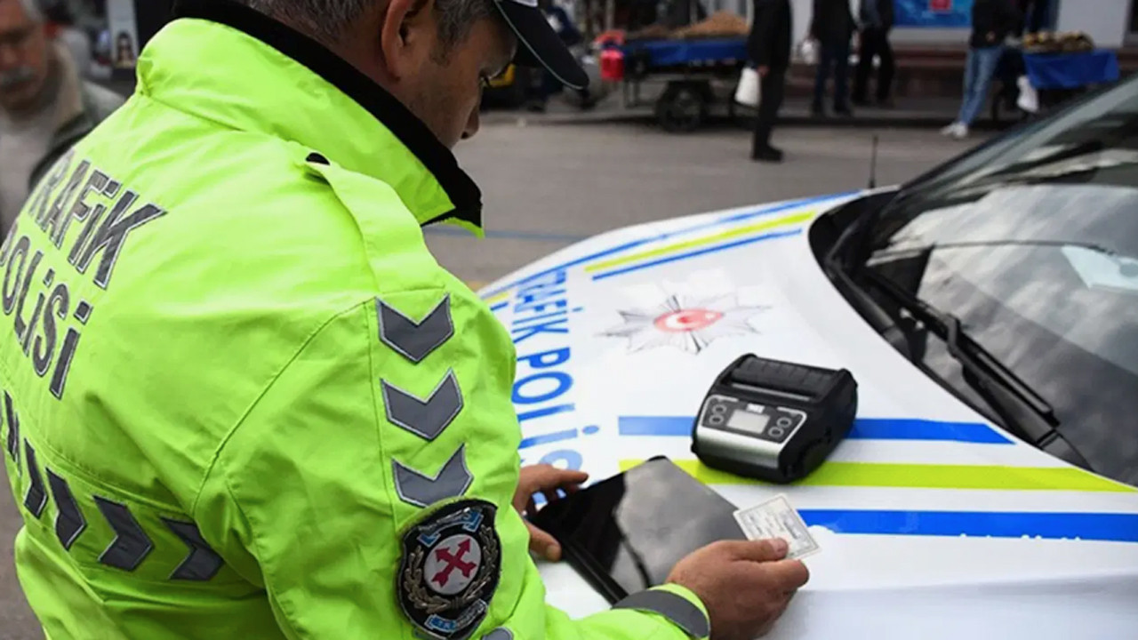 Ümraniye'de makas atıp trafiği tehlikeye düşüren 2 sürücüye para cezası