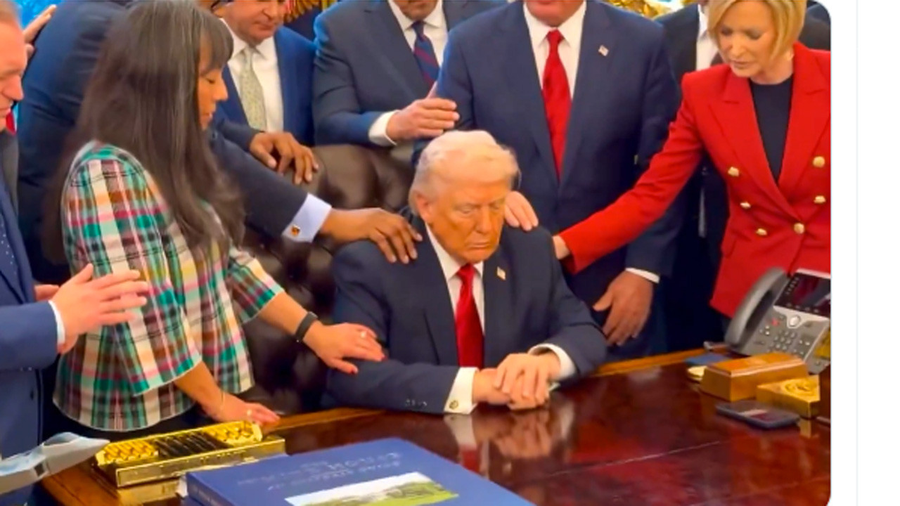 Oval Ofis'te dini liderler Trump için böyle dua etti