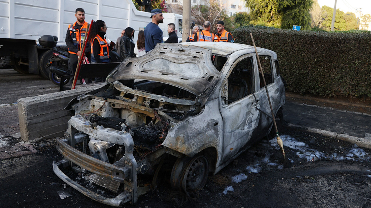 İran İsrail'e yeni dalga füze saldırısı başlattı