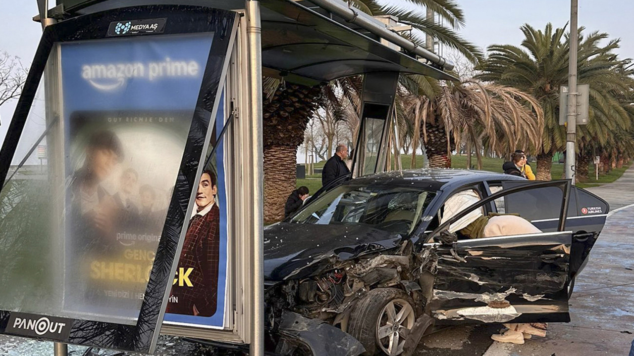 Kartal'da otomobil kamyona çarpıp durağa girdi!