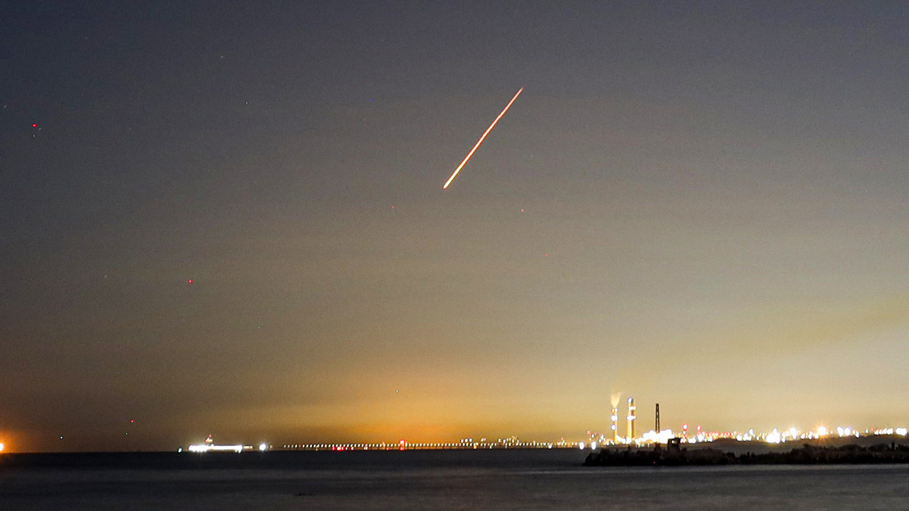 Tel Aviv'de İran füzelerinin isabet ettiği bölgede yangın çıktı