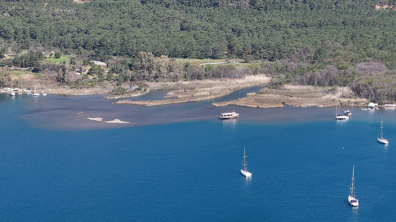 Deniz suyu yaklaşık 5 metre çekildi tekneler karaya oturdu