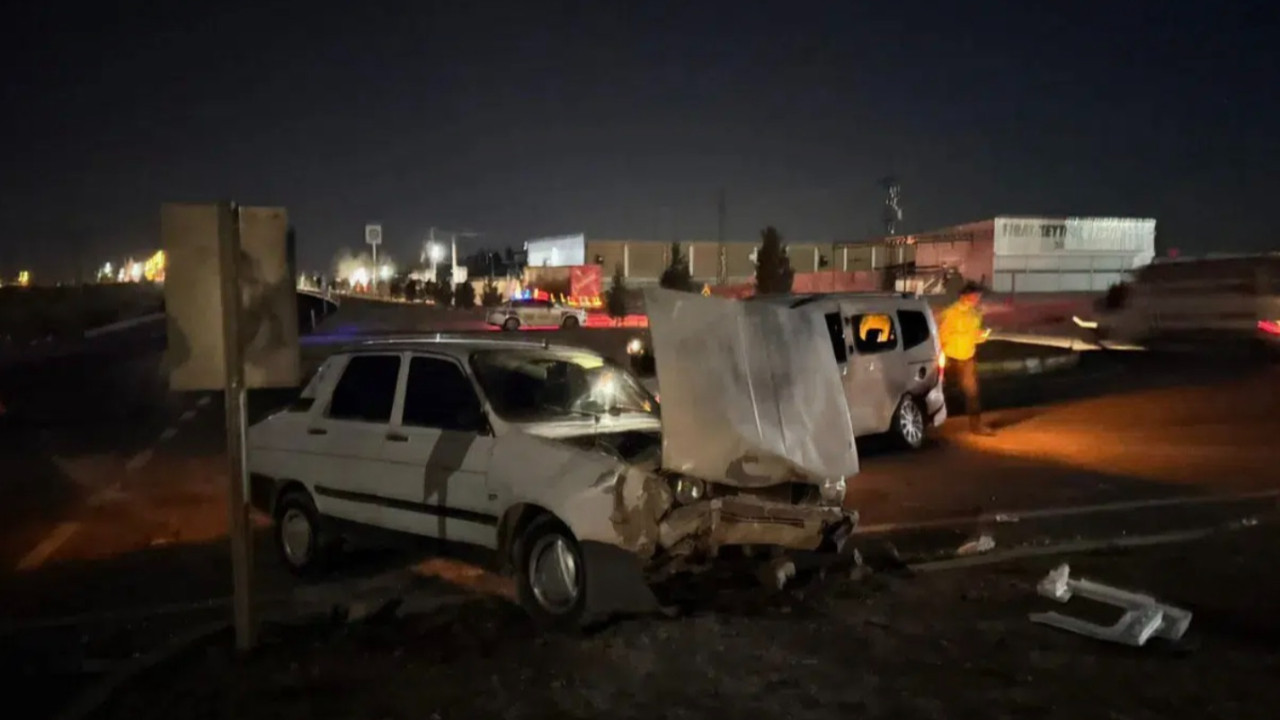 Şanlıurfa'da korkunç kaza: Duvara çarpan otomobildeki 5 kişi yaralandı...