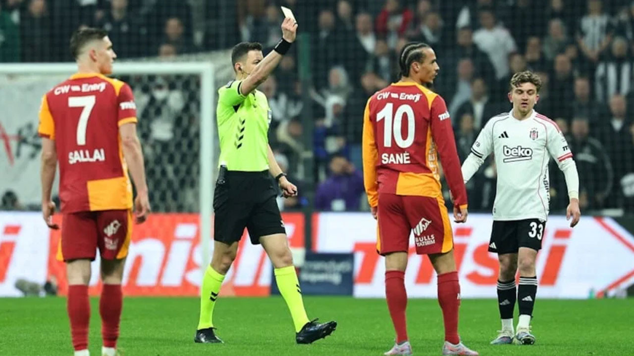 Beşiktaş - Galatasaray derbisinde kartlar havada uçuştu
