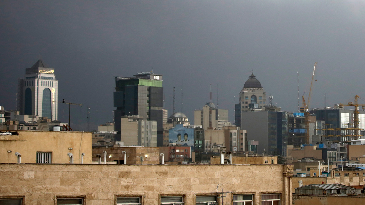 ABD-İsrail Tahran'da petrol depolarını vurdu sokaklar karardı kül yağdı halka maske takın uyarısı