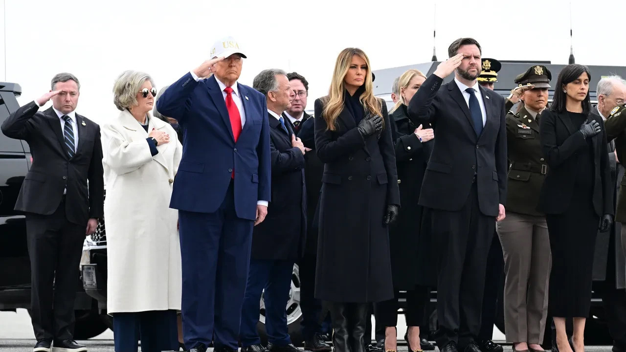 Trump İran savaşında öldürülen ABD askerlerinin naaşını böyle karşıladı