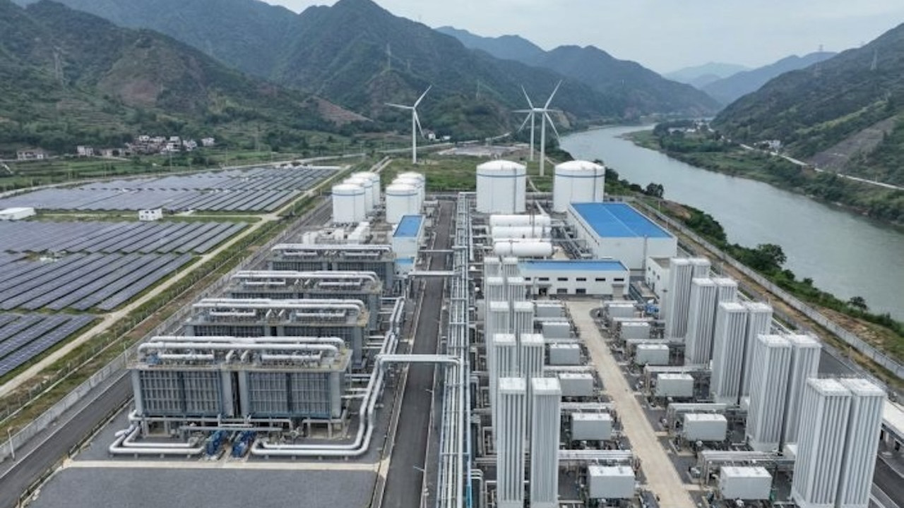 Çin'de akaryakıt fiyatları fırladı! Ton başına yaklaşık 100 dolar zam...