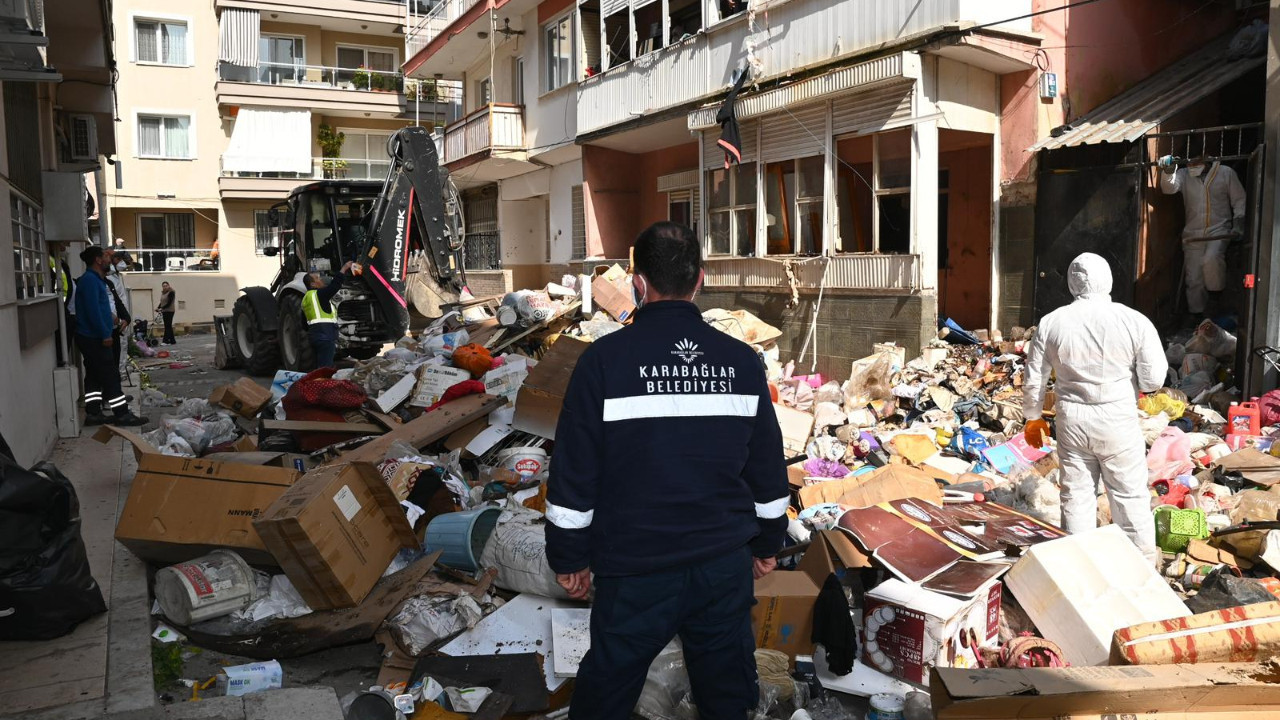 İzmir'de mahalleli şok yaşadı! 2 katlı evden 12 kamyon çöp çıkarıldı...