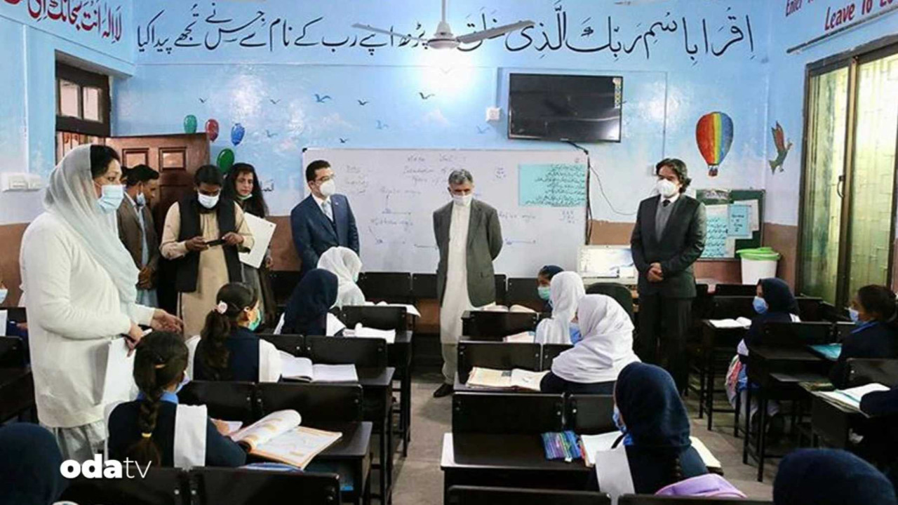 Pakistan'da okullara 'yakıt' engeli! 3 hafta tatil...