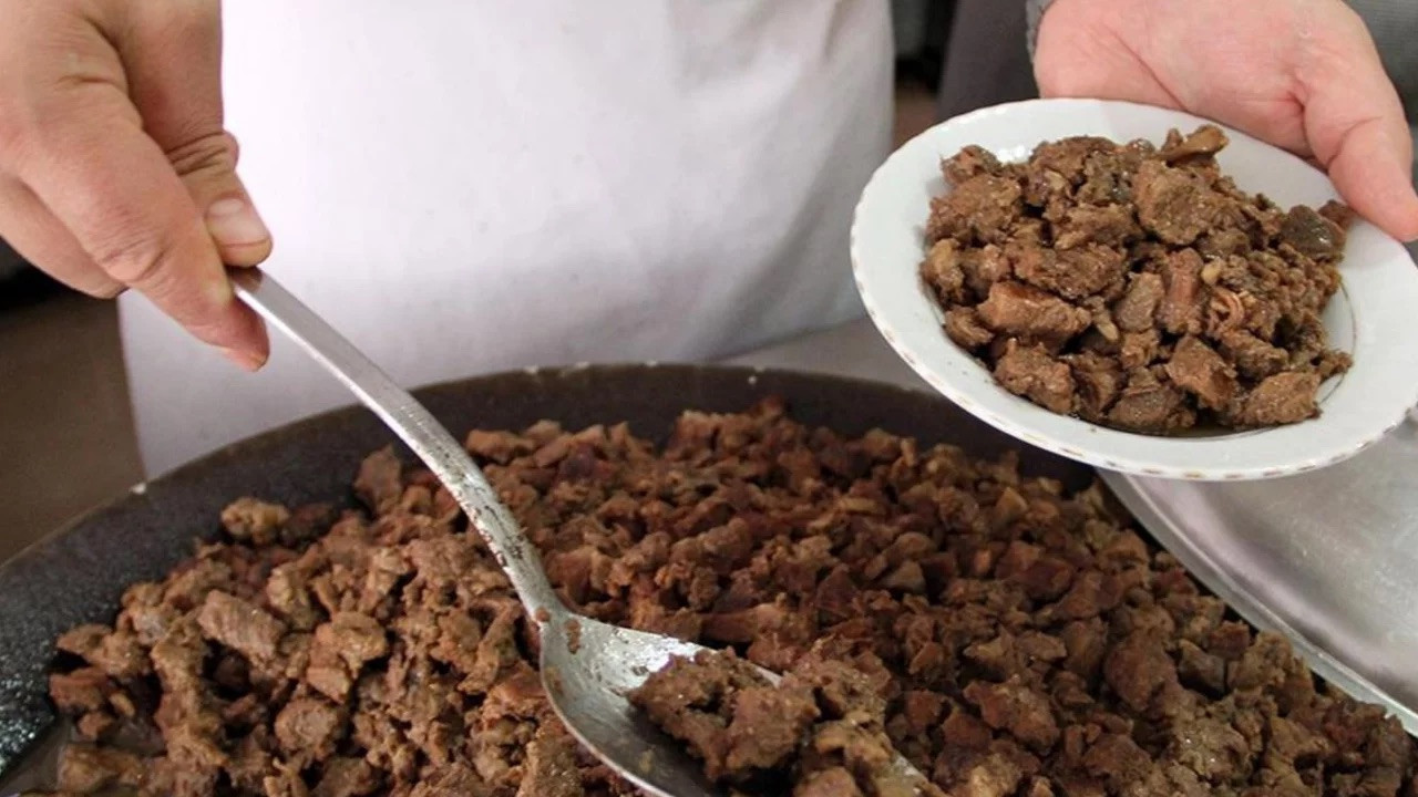 Mersin'de belediyenin aşevinde mide bulandıran olay: Kavurmanın içinden yarış atı çipi çıktı