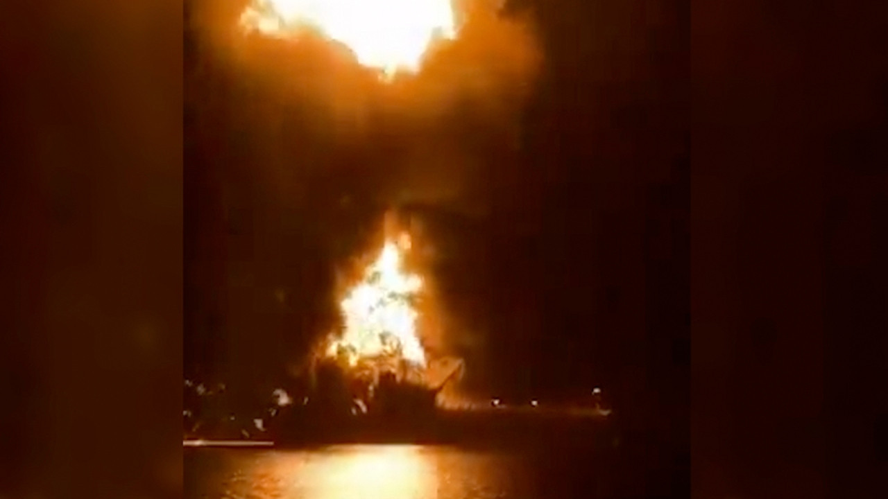 Basra Körfezi'nde petrol tankerleri vuruldu denizde alev topu Irak petrol limanlarını kapattı