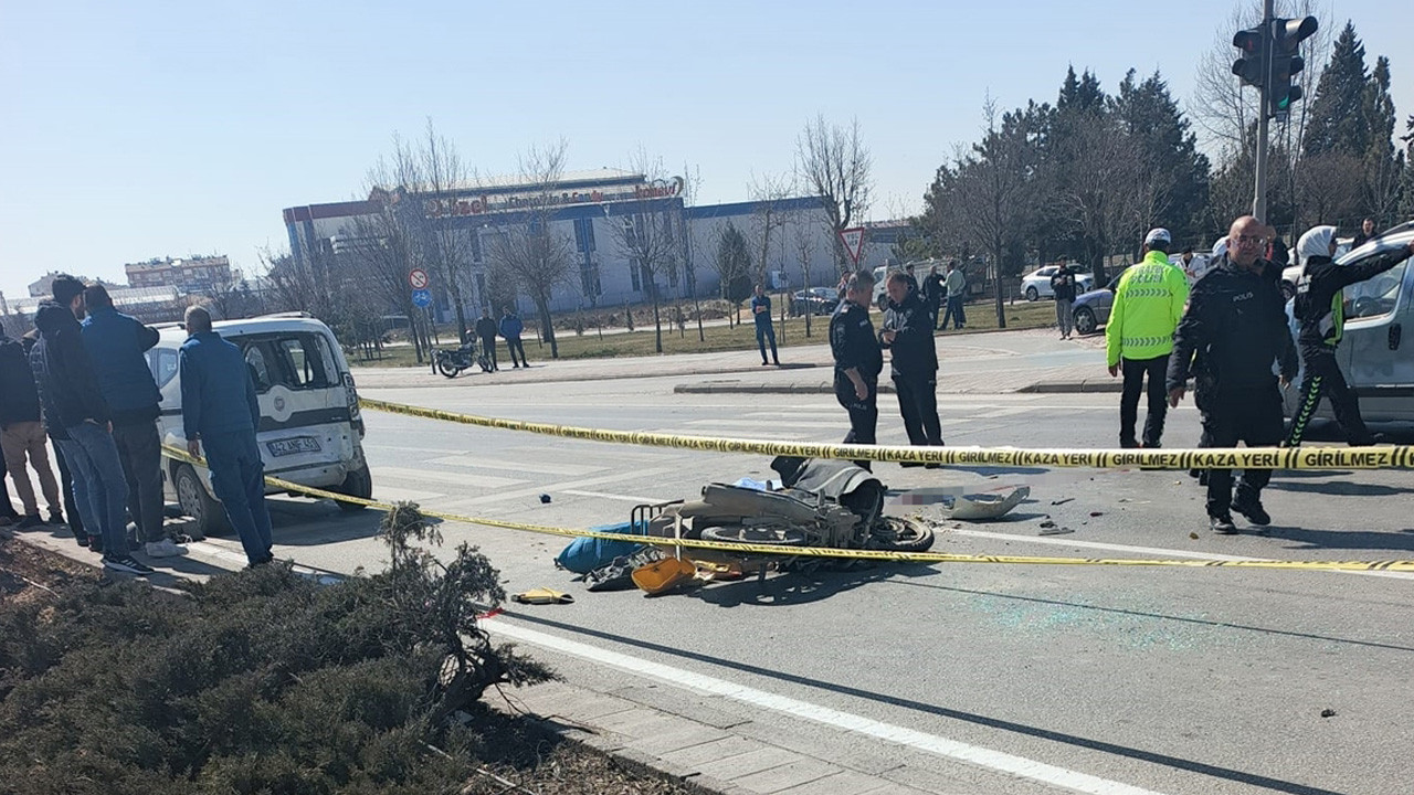 Hafif ticari araca çarpan motosikletli kurye öldü