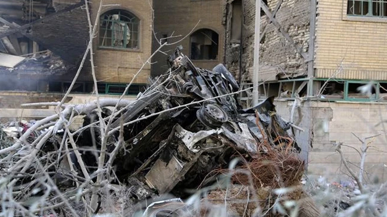 Tahran Belediye Başkanı: ABD-İsrail'in İran'a saldırılarında 10 günde 9 bin nokta hedef alındı