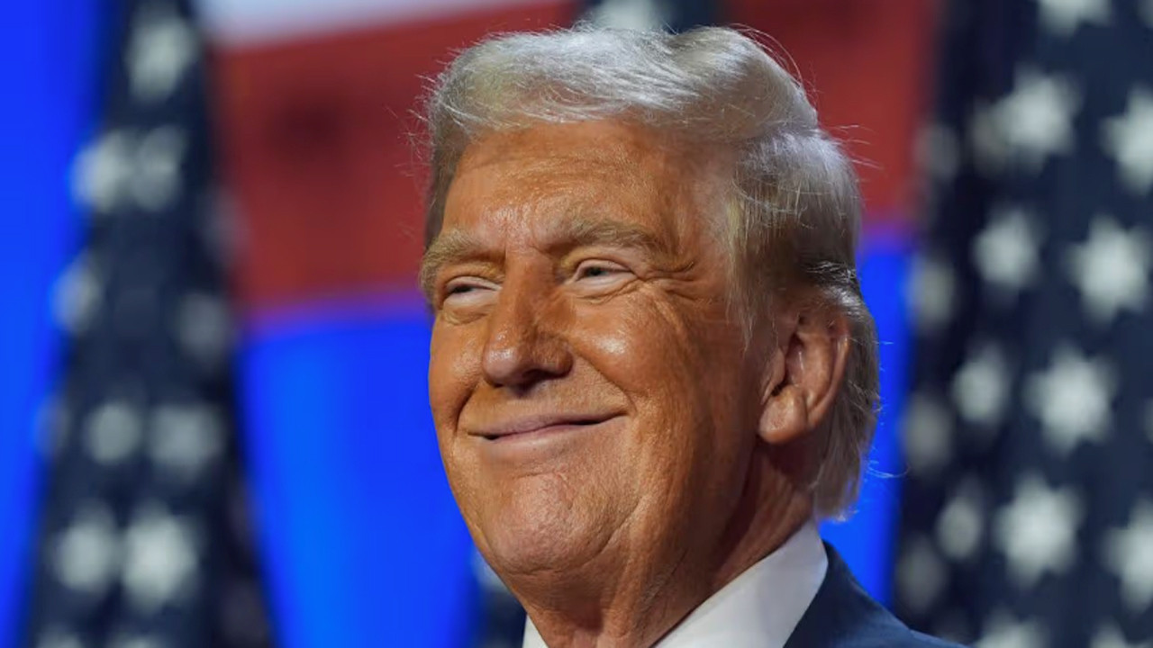 İran gerilimi sürerken Trump sahnede döktürdü! Mitingteki dansı olay oldu