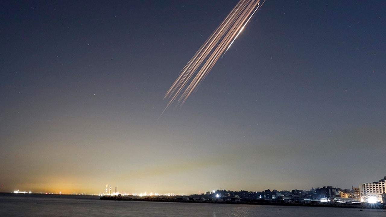 İsrail'in Hayfa kentindeki petrol rafinerilerine füze saldırısı