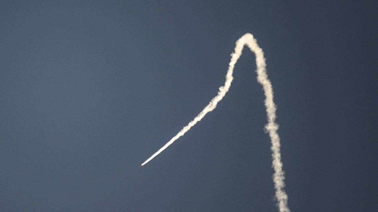 İran, İsrail'e yeni dalga füze saldırıları düzenlediğini duyurdu