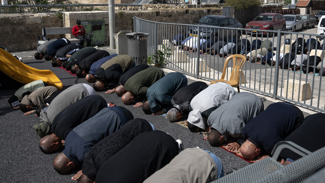 İsrail'in Mescid-i Aksa'yı ibadete kapatması üzerine Filistinliler cuma namazını sokaklarda kıldı