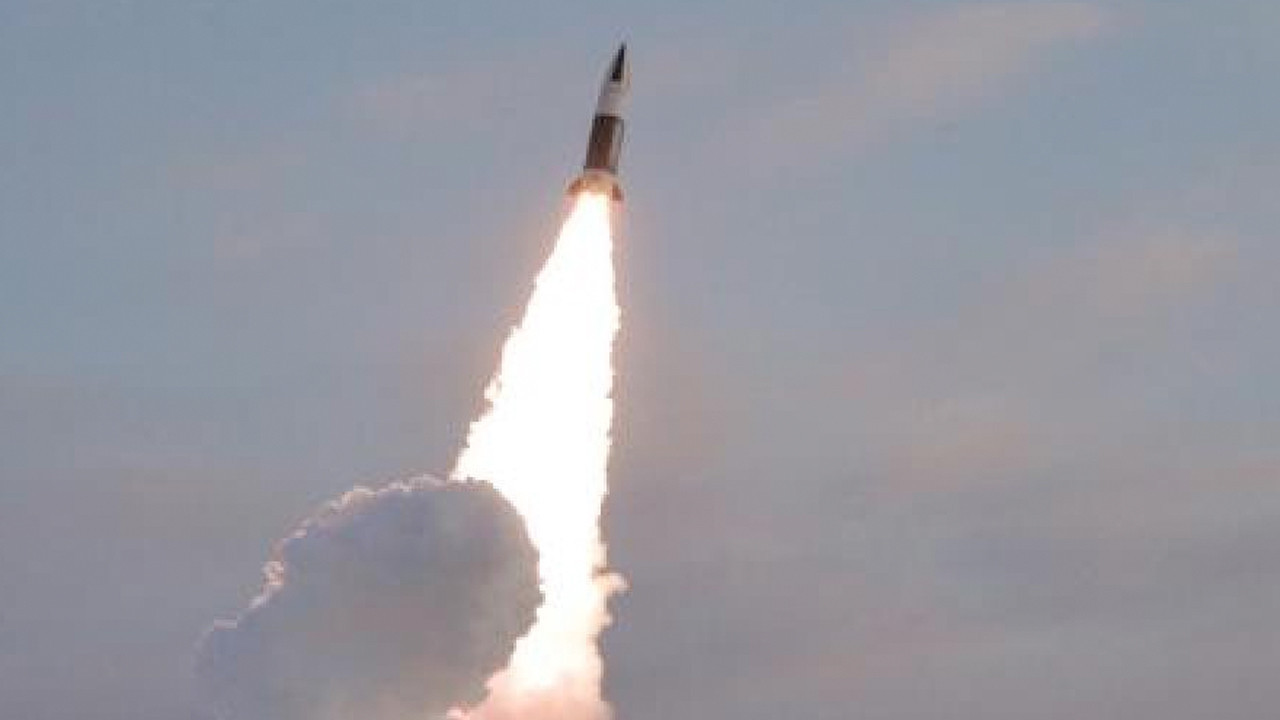 Kuzey Kore Japonya yönüne 10 balistik füze fırlattı