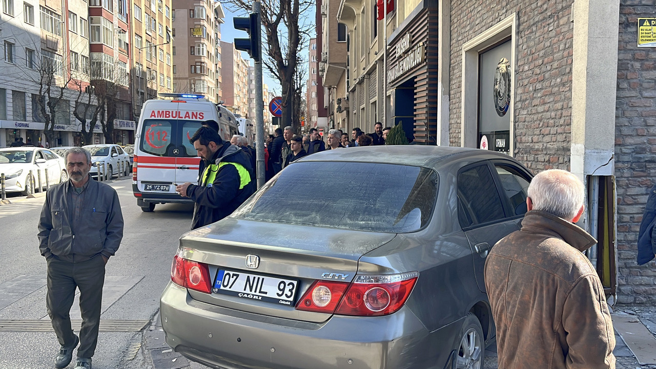 Eskişehir’de kaza yapan otomobil yayaların arasına daldı! Yaralılar var