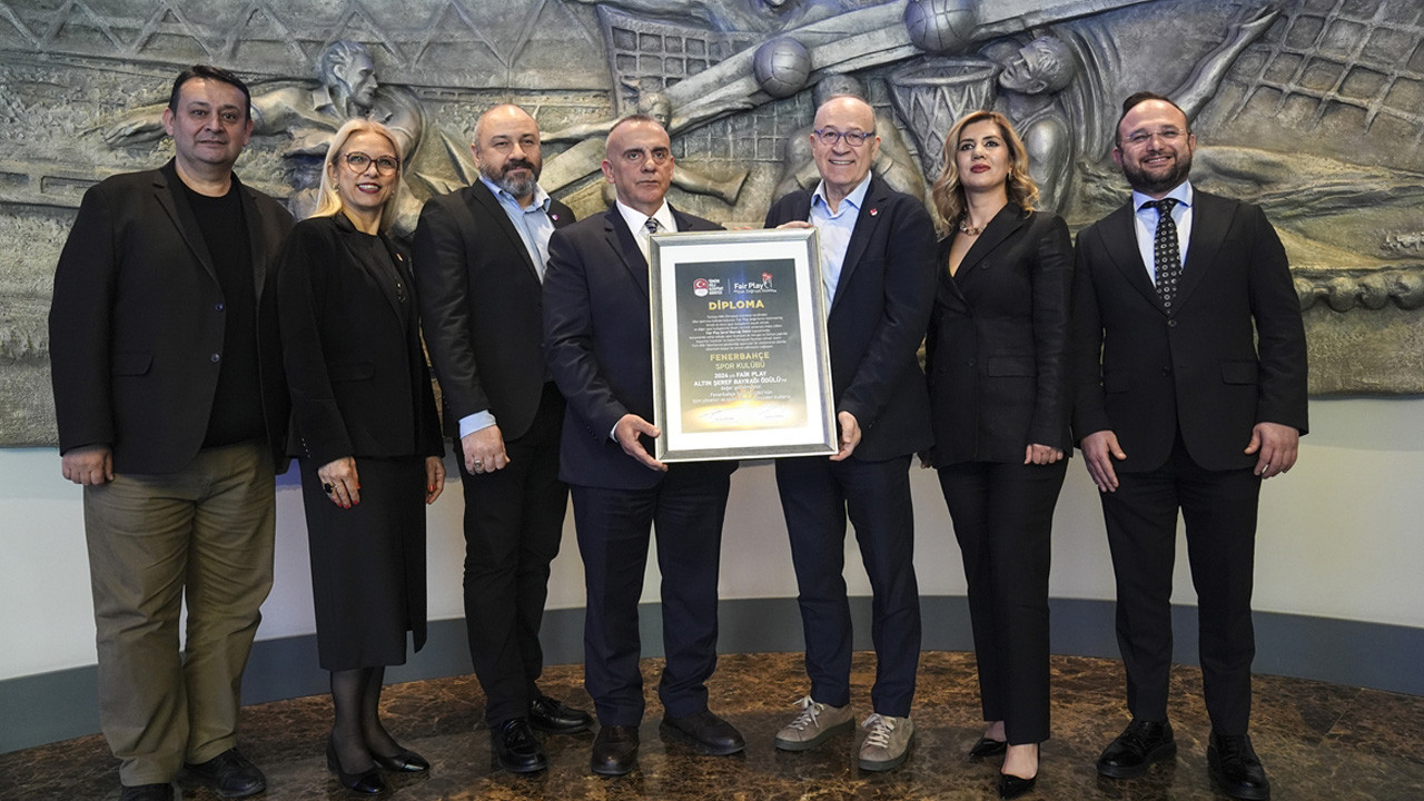 Fenerbahçe'ye "Fair Play Altın Şeref Bayrağı" verildi