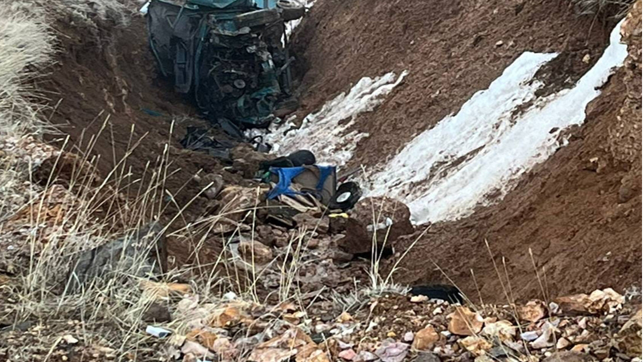 Şarampole devrilen otomobildeki 2 kişi öldü