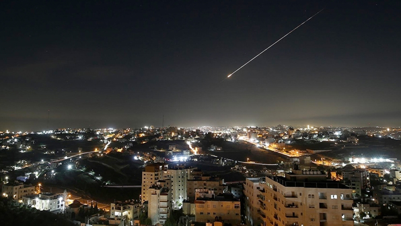 İran, yaklaşık 12 saat aradan sonra İsrail'e füze ateşledi Tel Aviv'de şiddetli patlama sesi