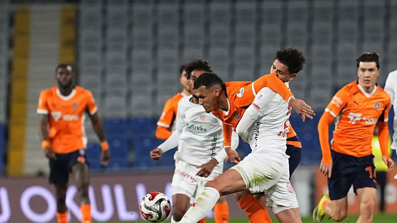 Başakşehir ile Antalyaspor'un mücadelesinde gol sesi çıkmadı