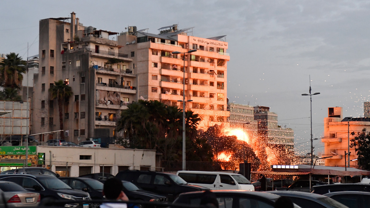 İsrail ordusu Beyrut'ta çok katlı binayı böyle vurdu