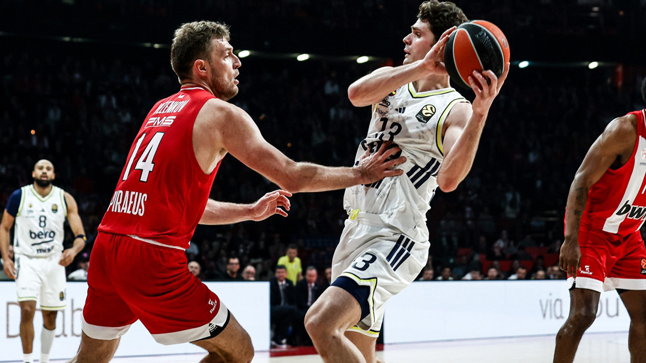 Fenerbahçe Beko Olympiakos'a ikinci yarıda teslim oldu