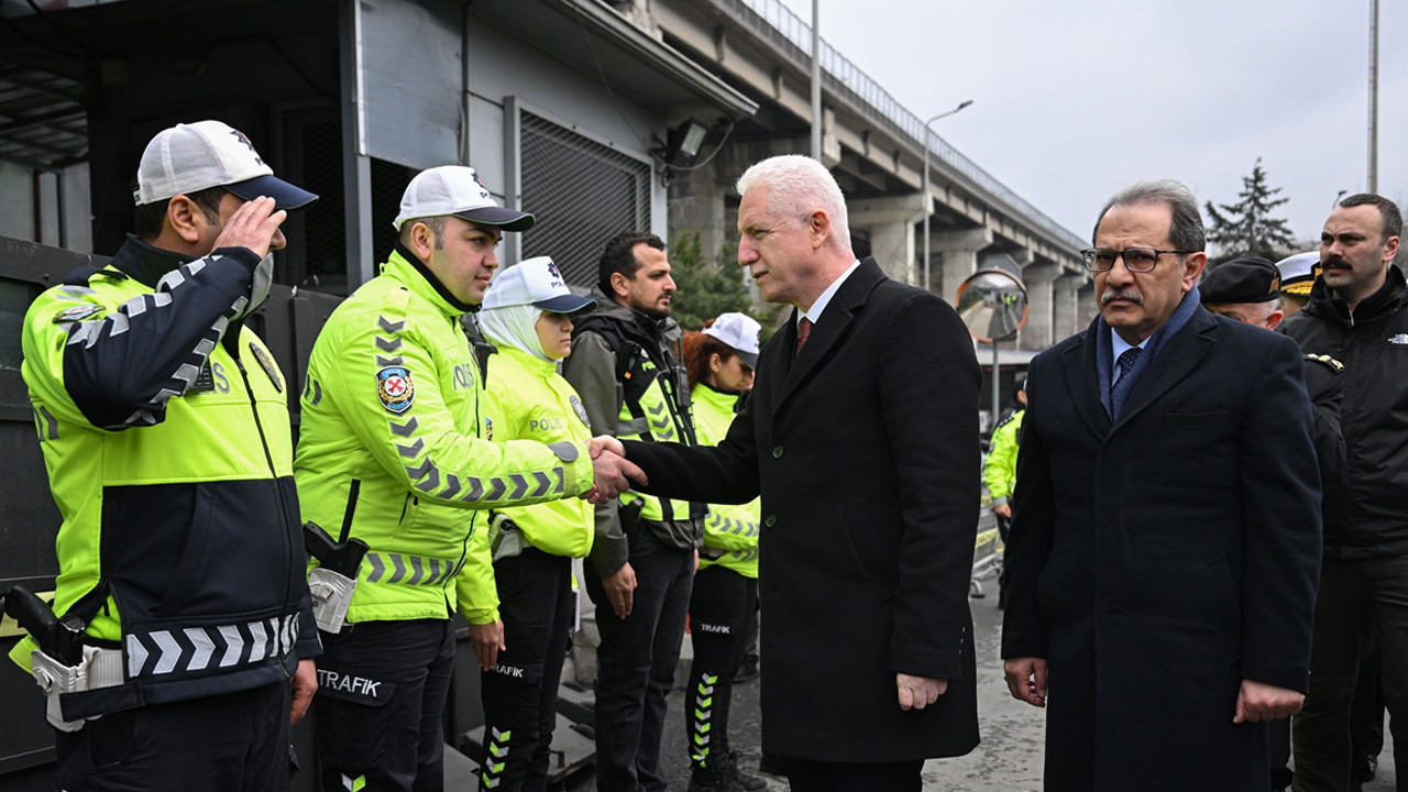 İstanbul Valisi Gül'den bayram öncesi otogardaki polis denetim noktasına ziyaret