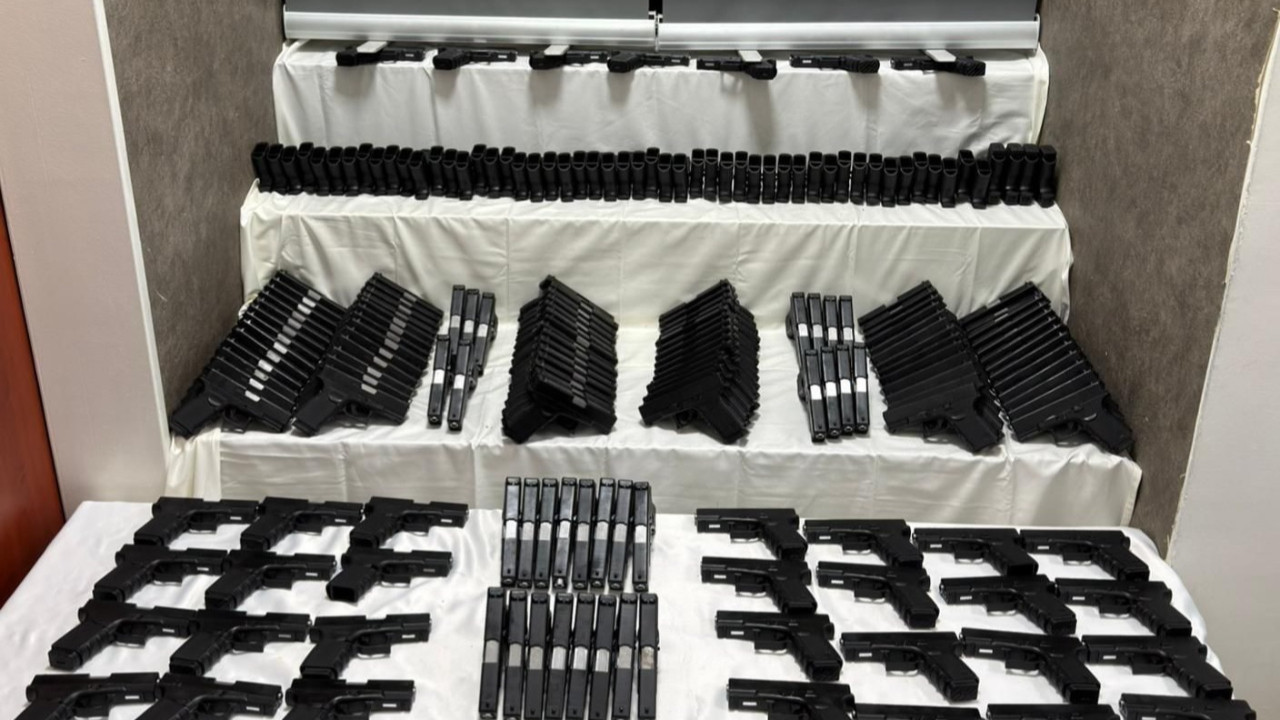 İzmir'de operasyon: Ruhsatsız silah ve sahte içki ele geçirildi