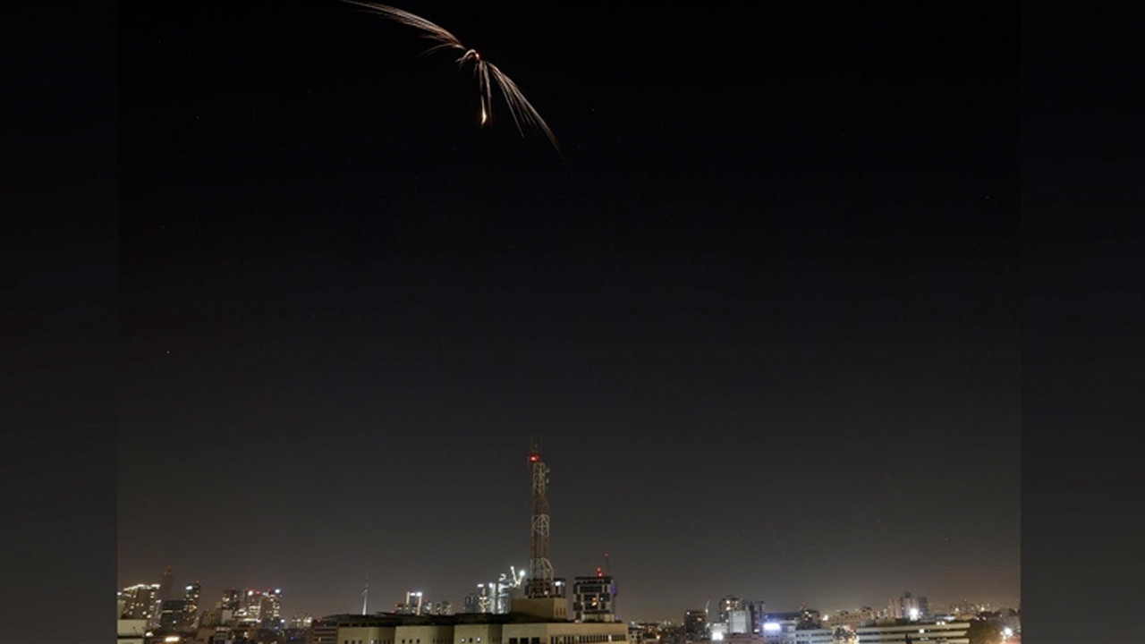 Tel Aviv'e füze yağdı güçlü patlamalar oldu siren sesleri gece boyu susmadı