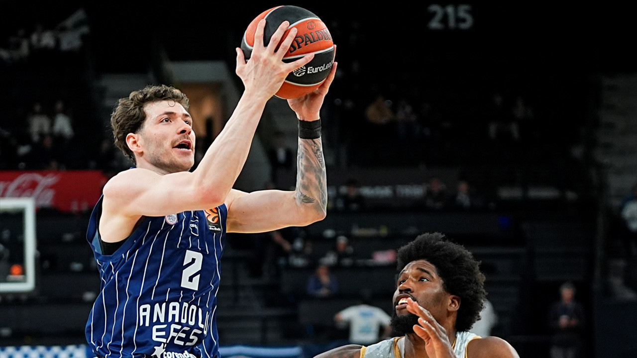 Anadolu Efes son 3 dakikada teslim oldu kalp kıran mağlubiyet