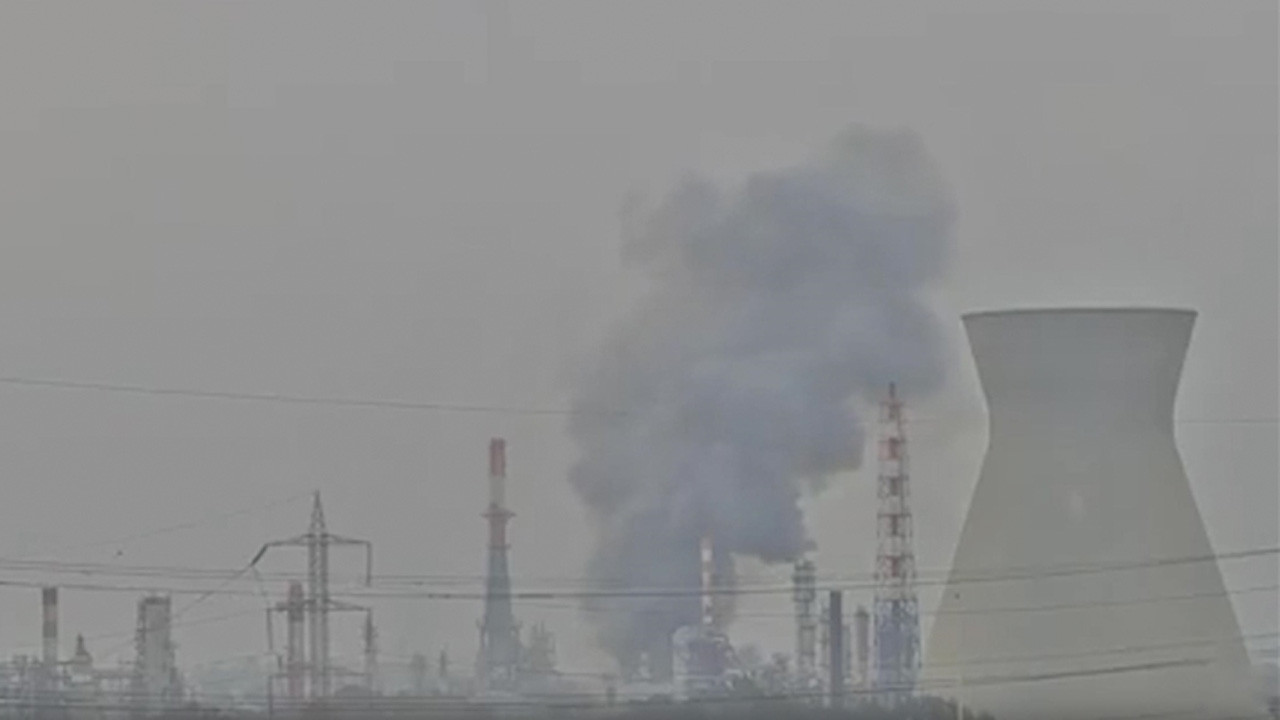 İran İsrail'in Hayfa kentindeki petrol tesisini füzelerle vurdu bölgede elektrikler kesildi