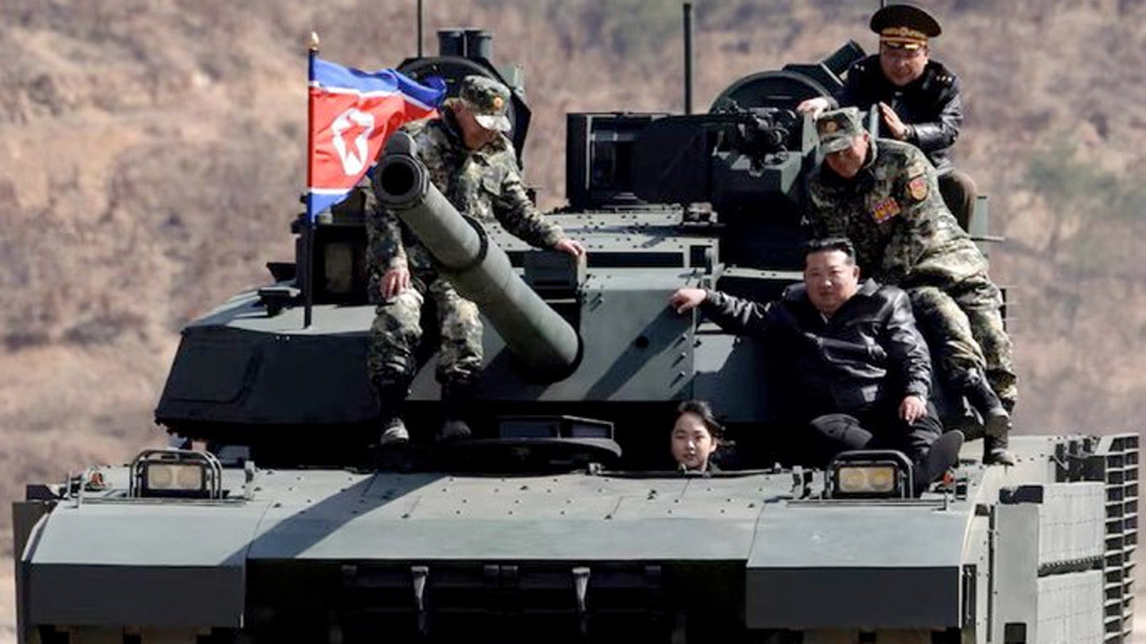 Kuzey Kore lideri Kim Jong-un'un kızı tank kullandı