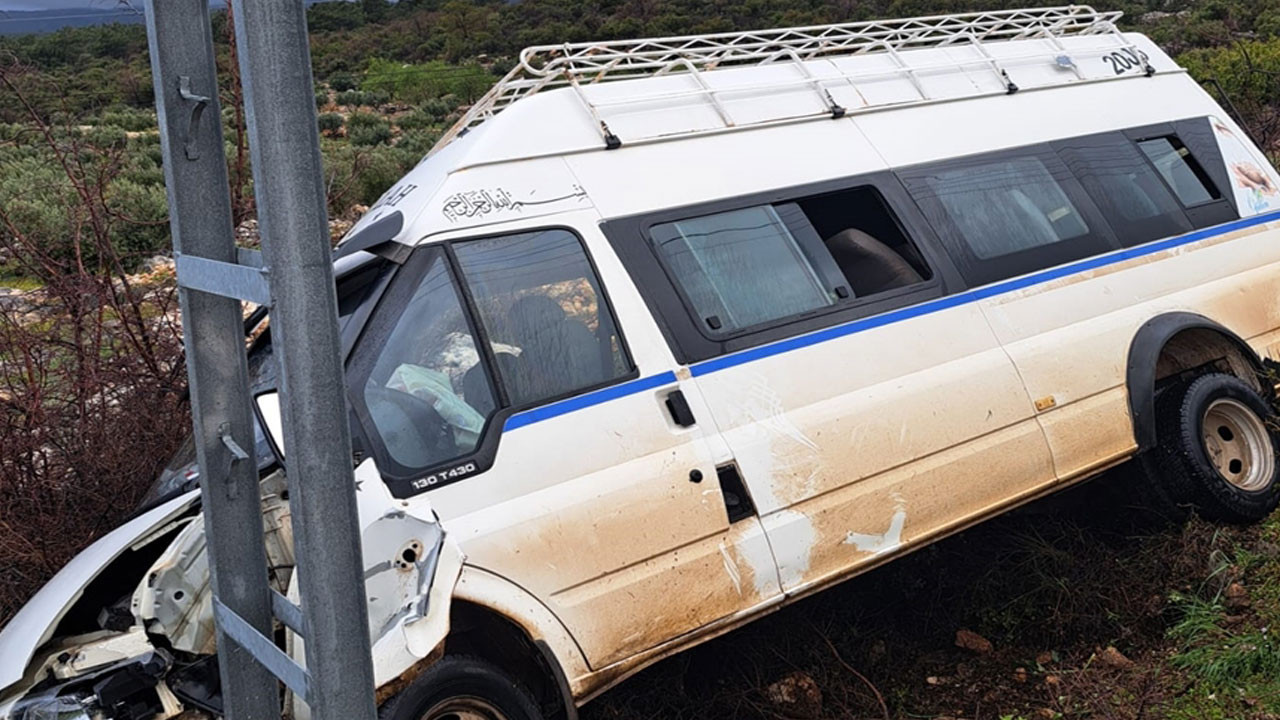 Elektrik direğine çarptı! Feci kazada yaralılar var