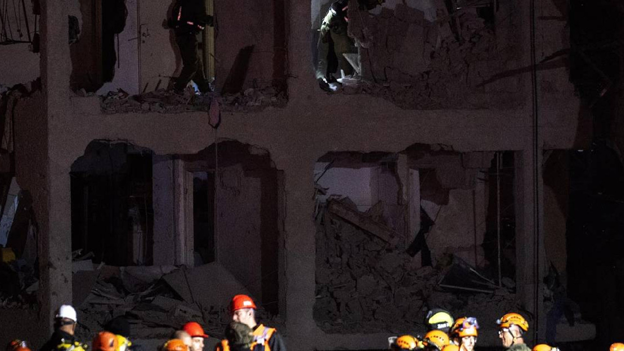 İran İsrail'in Arad kentini vurdu: 64 kişi yaralandı