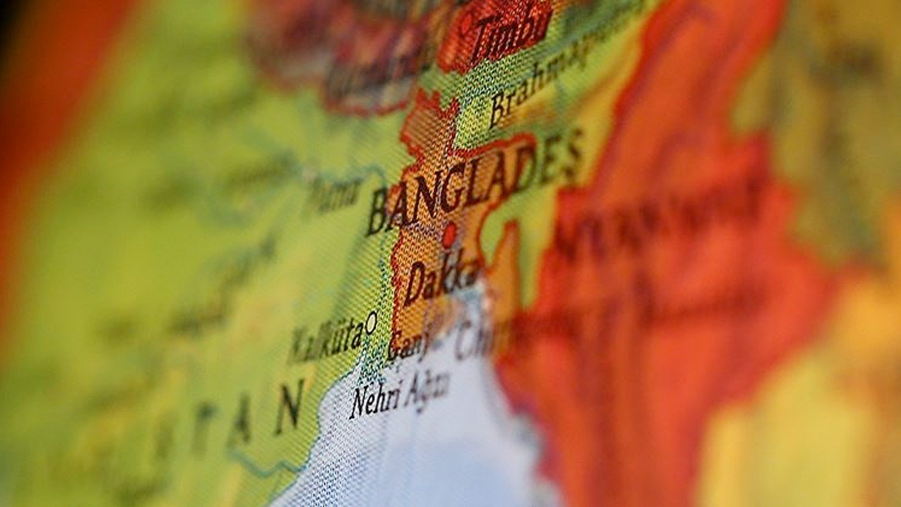 Otobüs ile tren çarpıştı! Feci kazada 12 kişi hayatını kaybetti