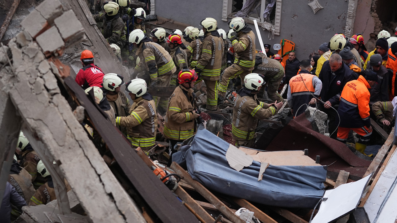 İstanbul Fatih'te iki bina çöktü! Son dakika göçük altında kalan üç kişi çıkarıldı