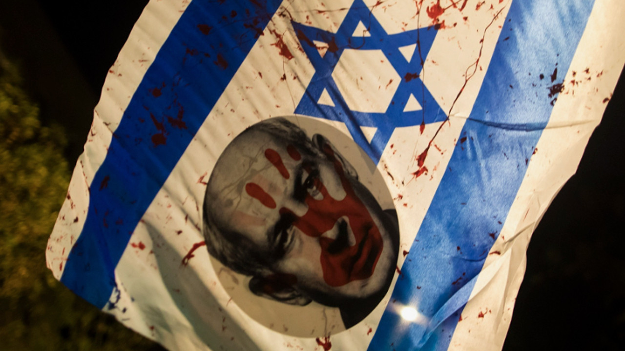 Katil İsrail askerleri, babayı itirafa zorlamak için Gazze’de bebeğe işkence yaptı