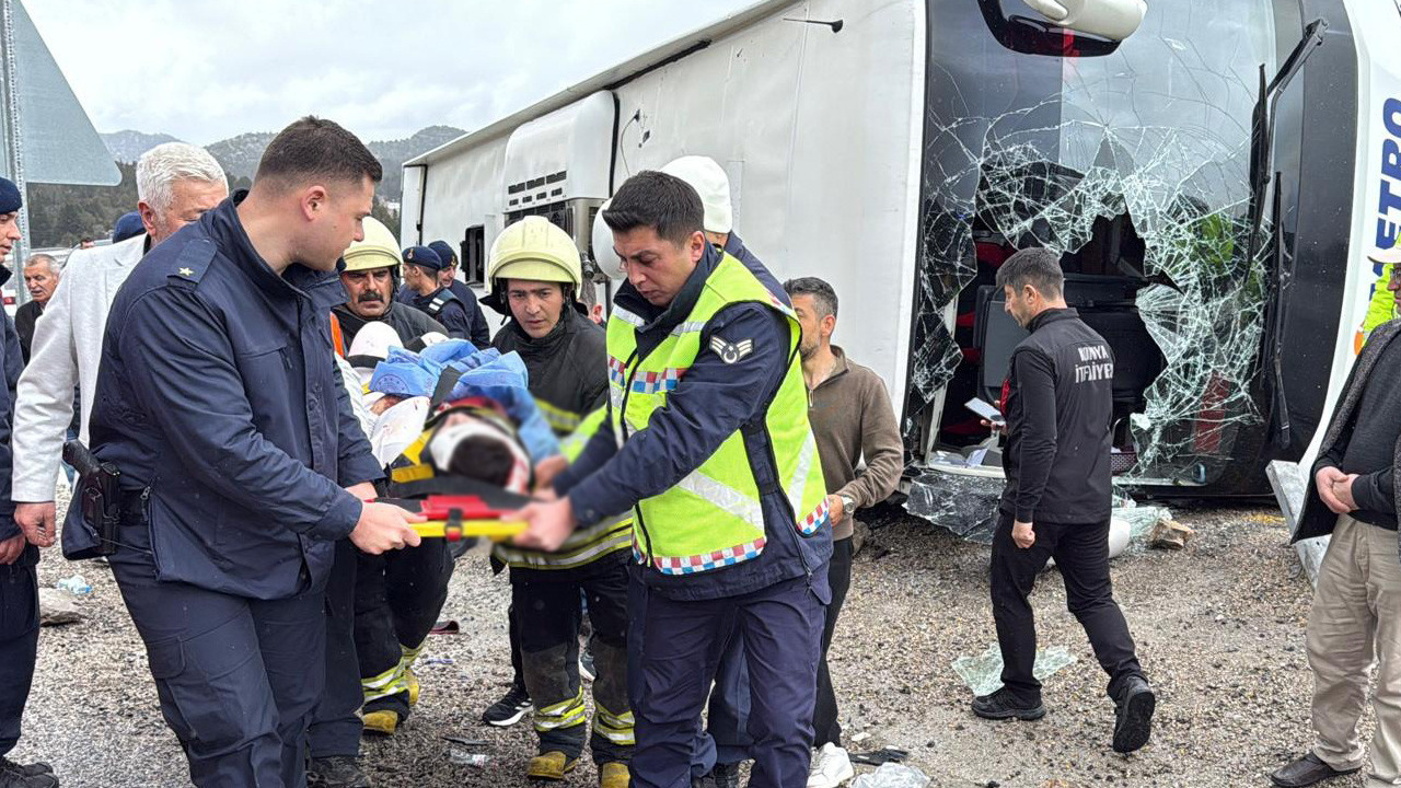 Konya'da yolcu otobüsü devrildi! Çok sayıda yaralı var