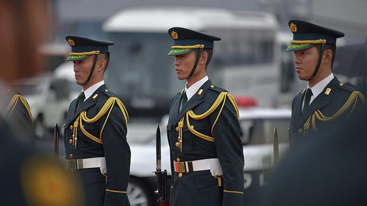 Bir ülke şokta! Büyükelçiliği bastı, diplomatları tehdit etti