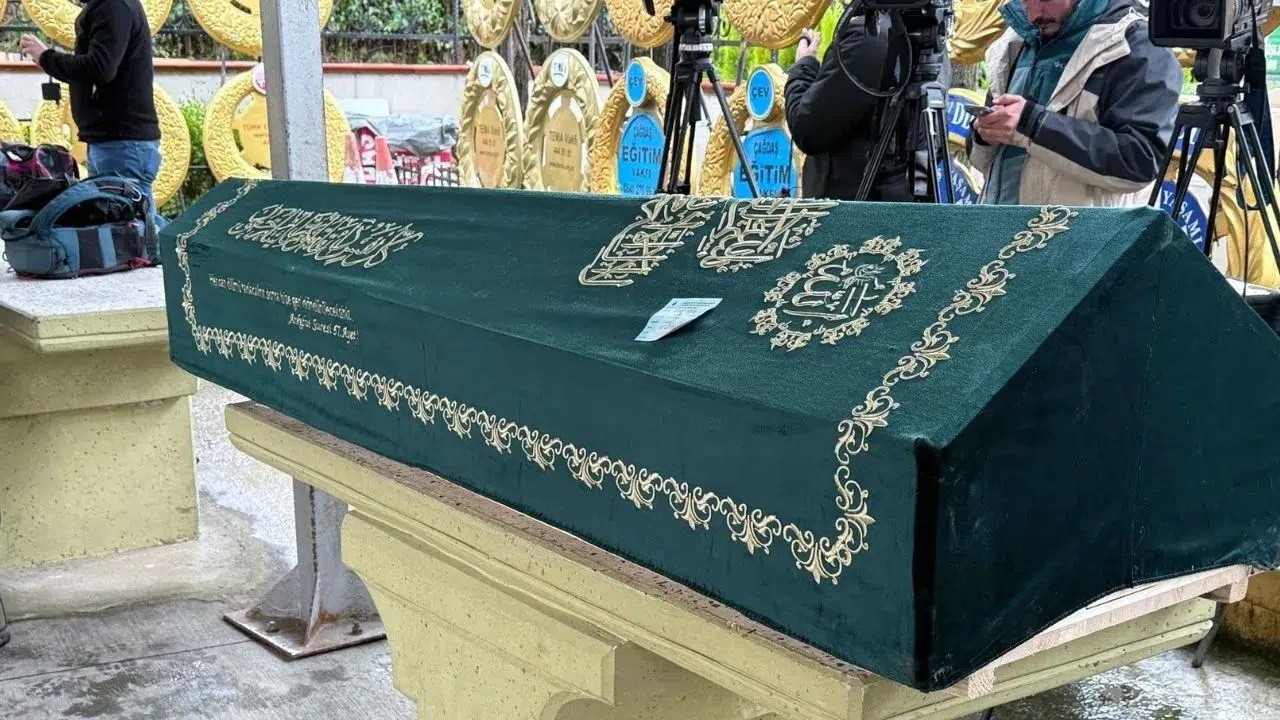 Erol Köse’nin cenaze töreninden dikkat çeken detay! Kızını o isim teselli etti