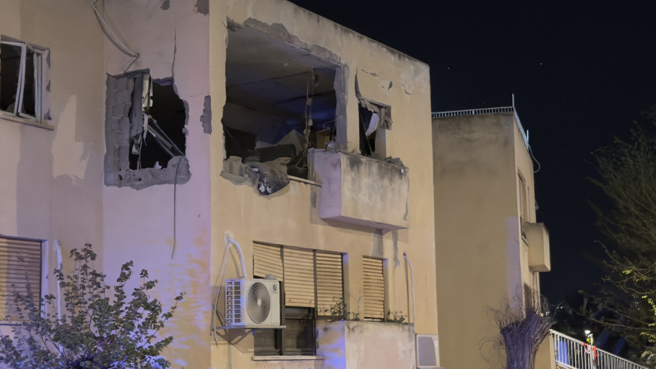 İran'dan İsrail'e atılan bir füze Nesher bölgesindeki bir binaya düştü